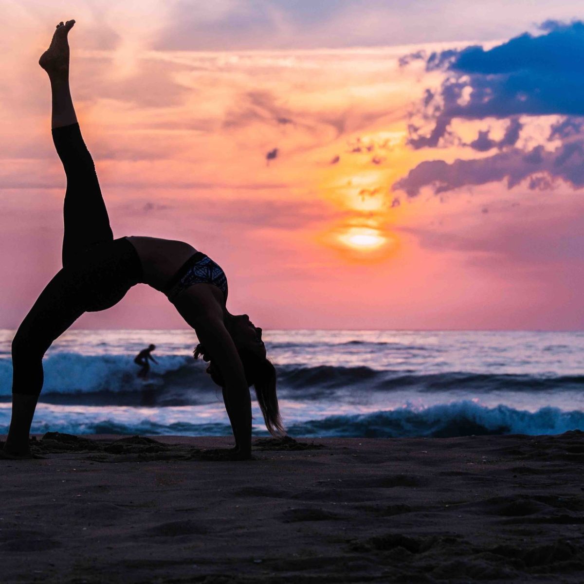Yoga au coucher de soleil sur une plage landaise