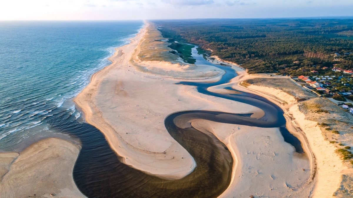 Embouchure courant d'Huchet entre dunes et forêt