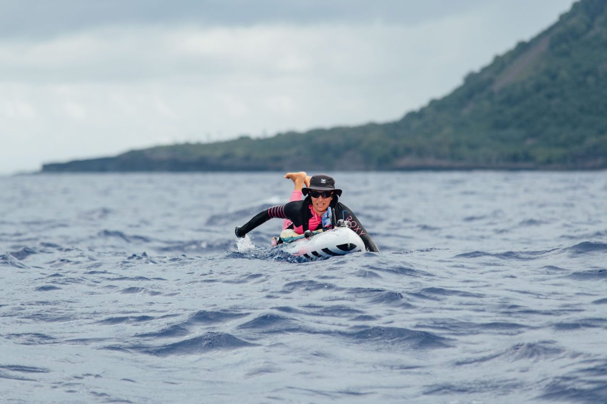 Stéphanie Barneix ramant sur sa planche