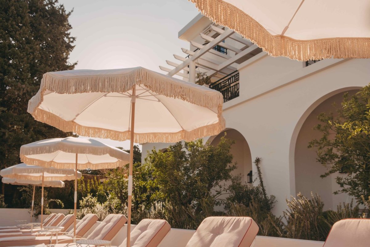Parasol couleur beige de l'entreprise landaise Courant Sauvage