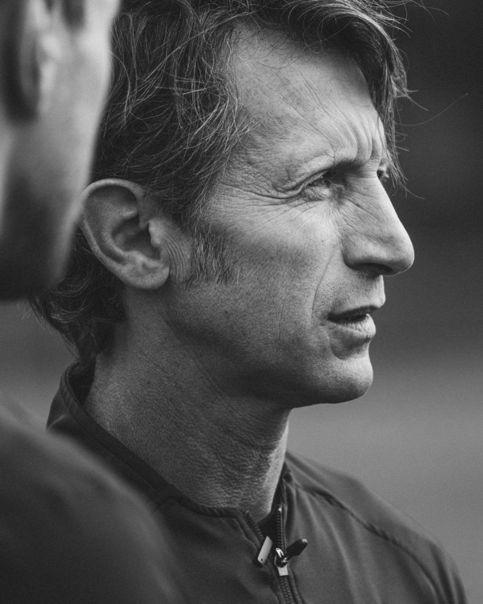 Jérôme Daret de profil en train de regarder vers la droite.