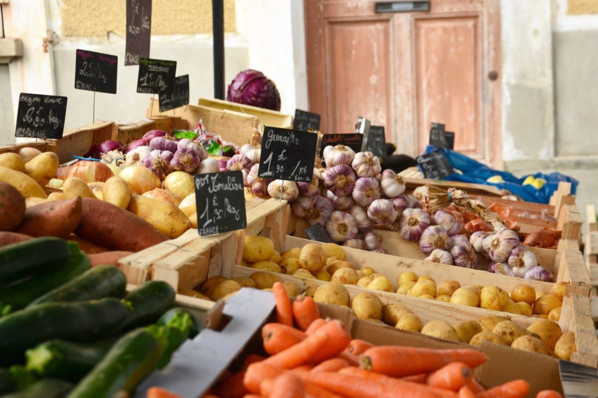 Étals de légumes sur un marché de producteurs dans les Landes