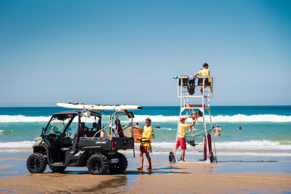 Maîtres nageurs sauveteurs sur une plage des Landes en train de surveiller les baigneurs