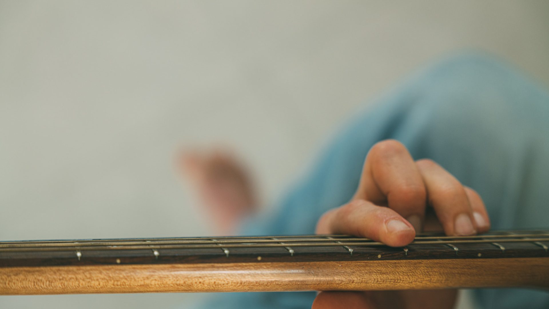 Nos ambassadeurs landais, Tom Frager en train de jouer de la guitare acoustique.