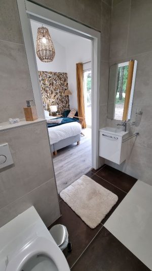 Chalet scandinave très lumineux, à 3 mn du lac et 10 mn de l’océan. Chalet FOUR.
