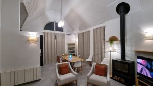 Chalet scandinave très lumineux, à 3 mn du lac et 10 mn de l’océan. Chalet SEVEN.