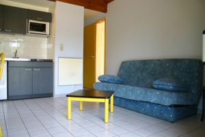 Sur le Parc touristique de la chêneraie « Primevère » agréable location pour touristes ou curistes