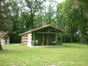 Sur le Parc touristique de la chêneraie « Primevère » agréable location pour touristes ou curistes