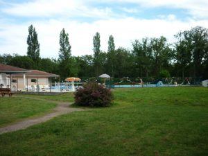 Sur le Parc touristique de la chêneraie « Primevère » agréable location pour touristes ou curistes
