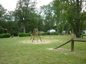 Sur le Parc touristique de la chêneraie « Primevère » agréable location pour touristes ou curistes