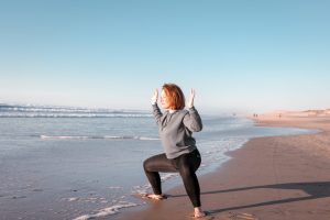 Yoga en plein air au site Latécoère