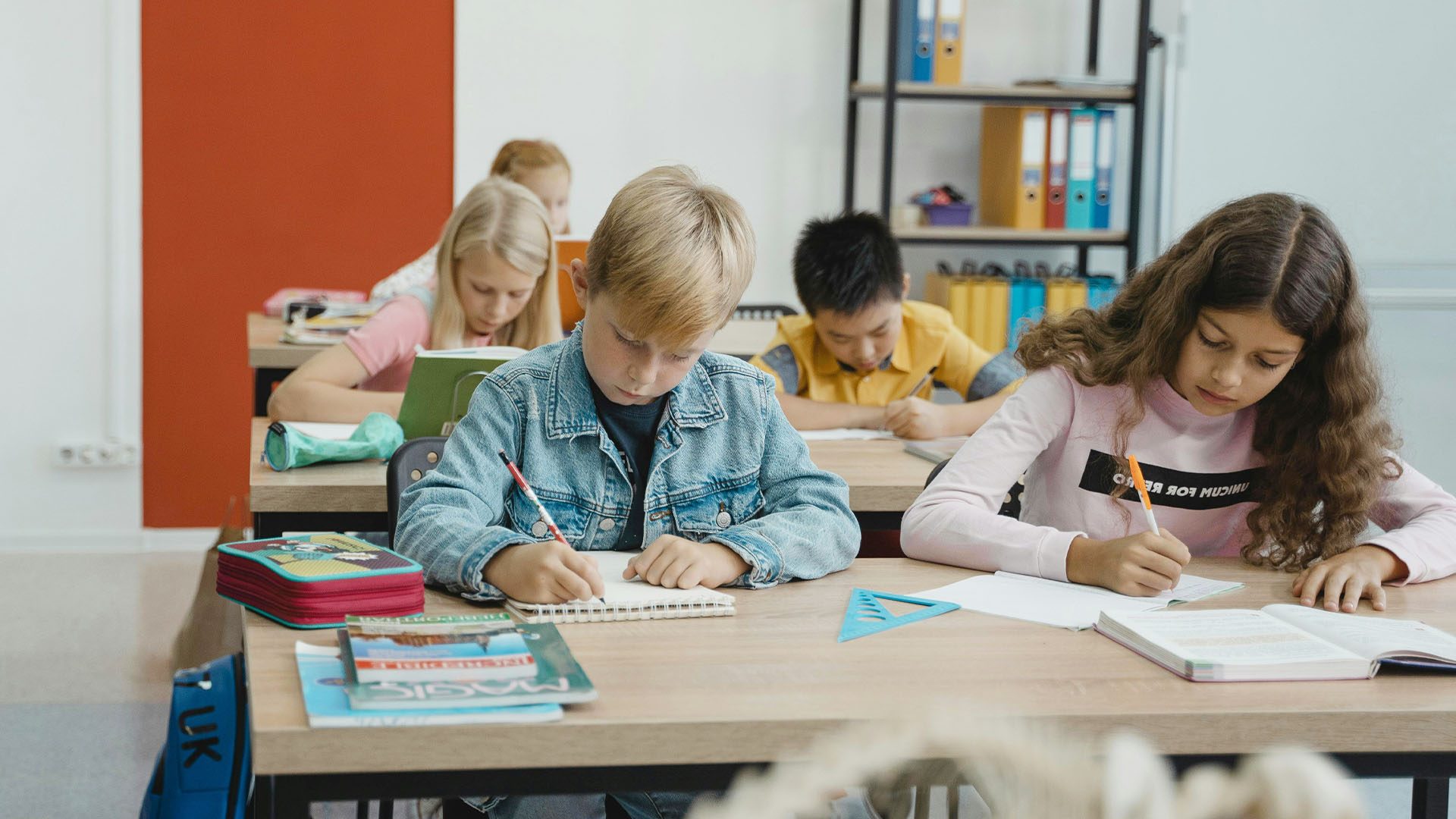 Plusieurs enfants à leurs bureaux