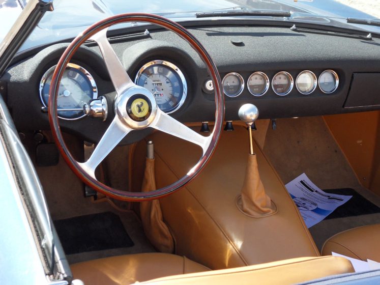 Rassemblement mensuel de véhicules de collection et d&rsquo;exception