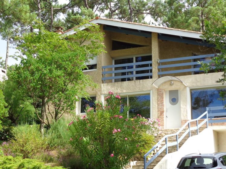 Maison à 200 m du lac et 3 km de l&rsquo;océan dans un cadre de verdure