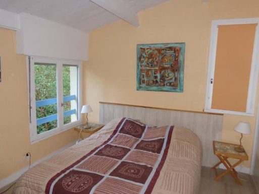 Maison à 200 m du lac et 3 km de l&rsquo;océan dans un cadre de verdure