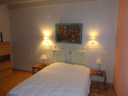 Maison à 200 m du lac et 3 km de l&rsquo;océan dans un cadre de verdure