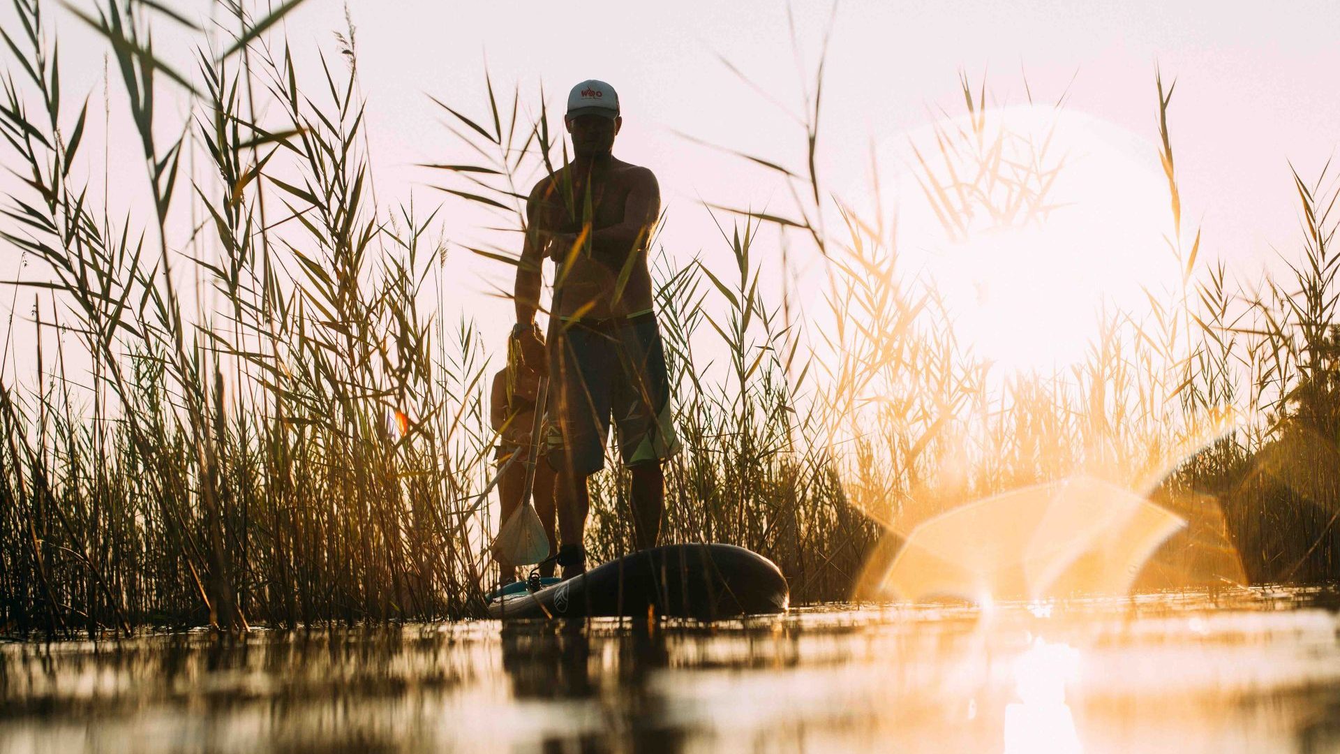 Stand-up paddle sur un lac des Landes
