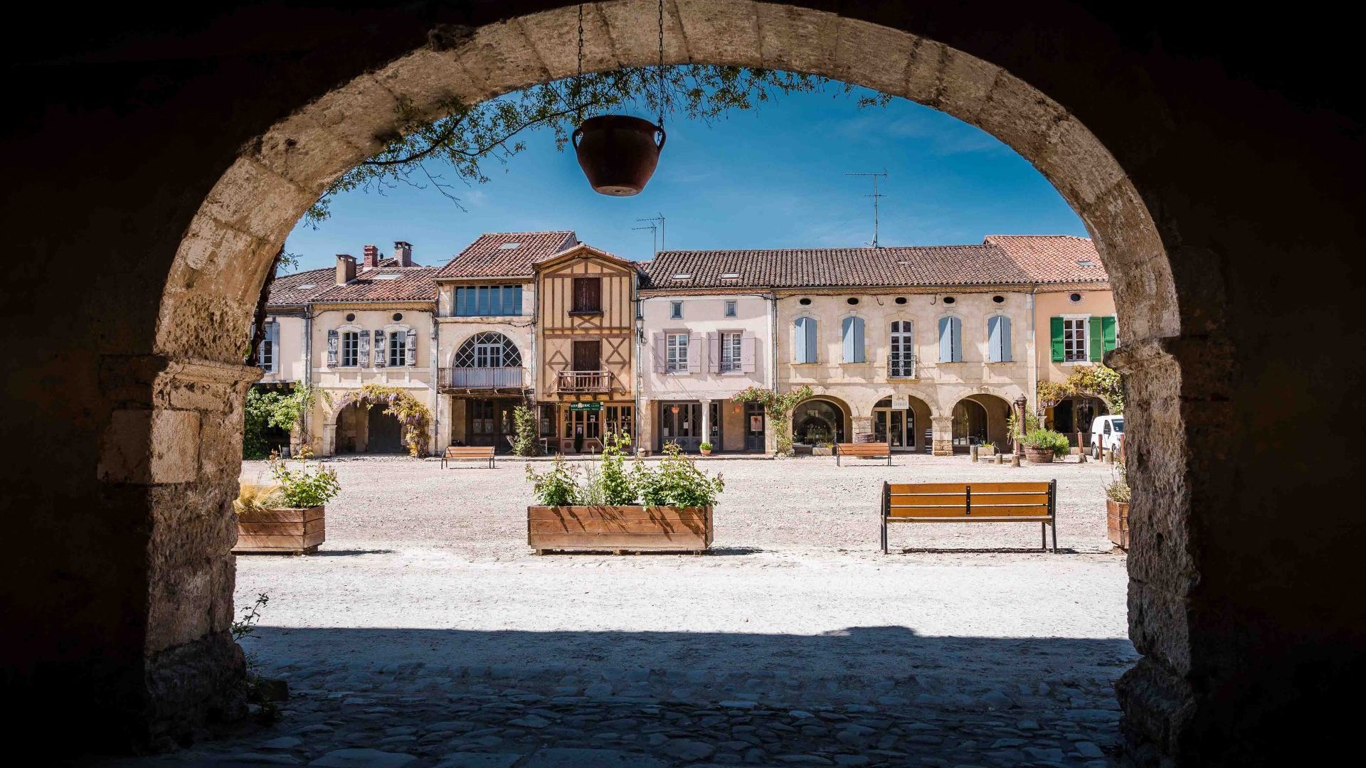 Place du village de Labastide-d'Armagnac dans les Landes
