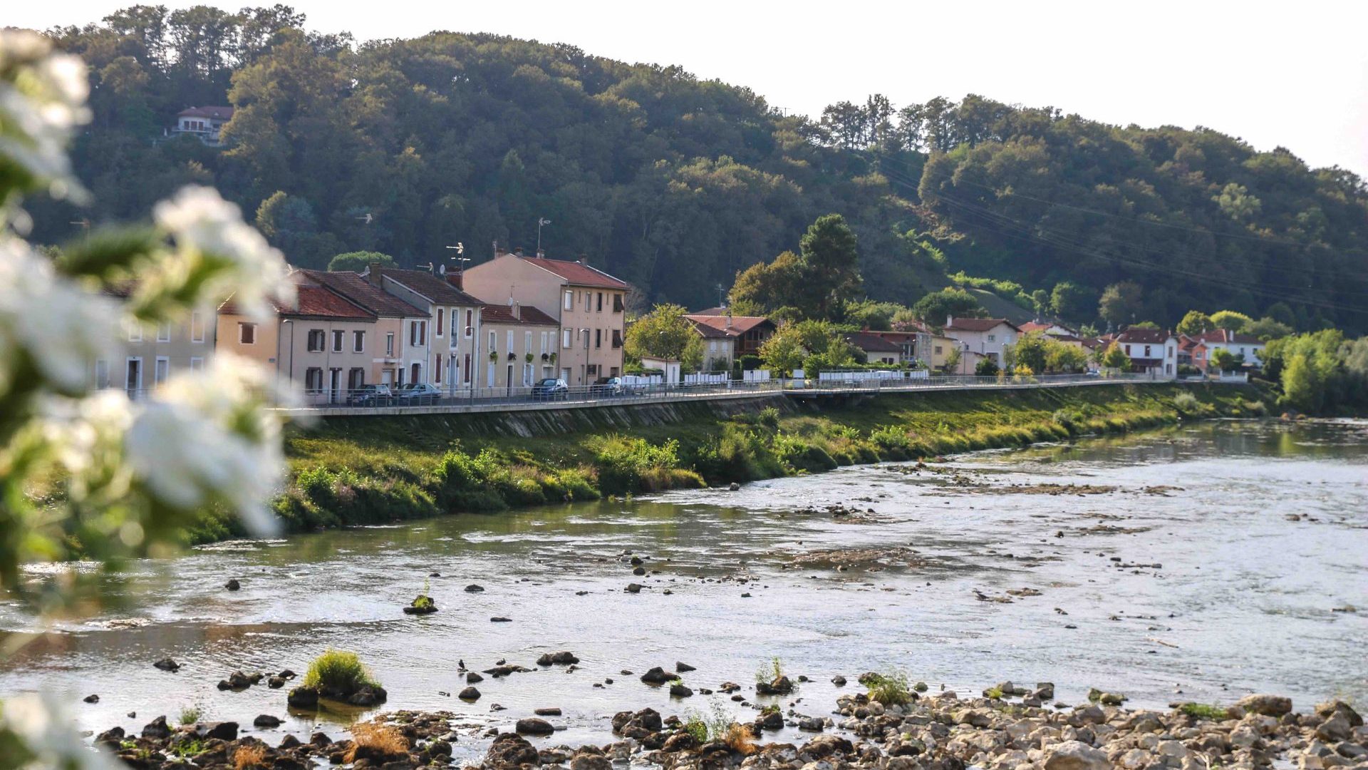 Quais du fleuve Adour dans le village de Aire-sur-l'Adour