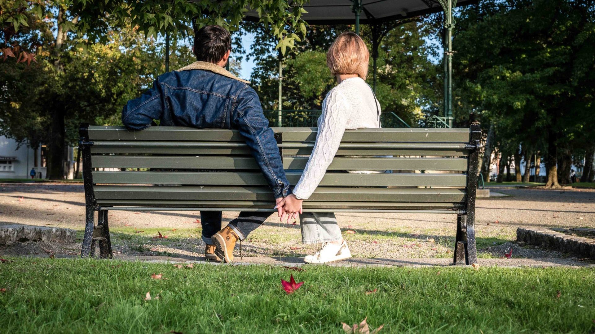 Couple sur un banc dans un jardin publique de Dax