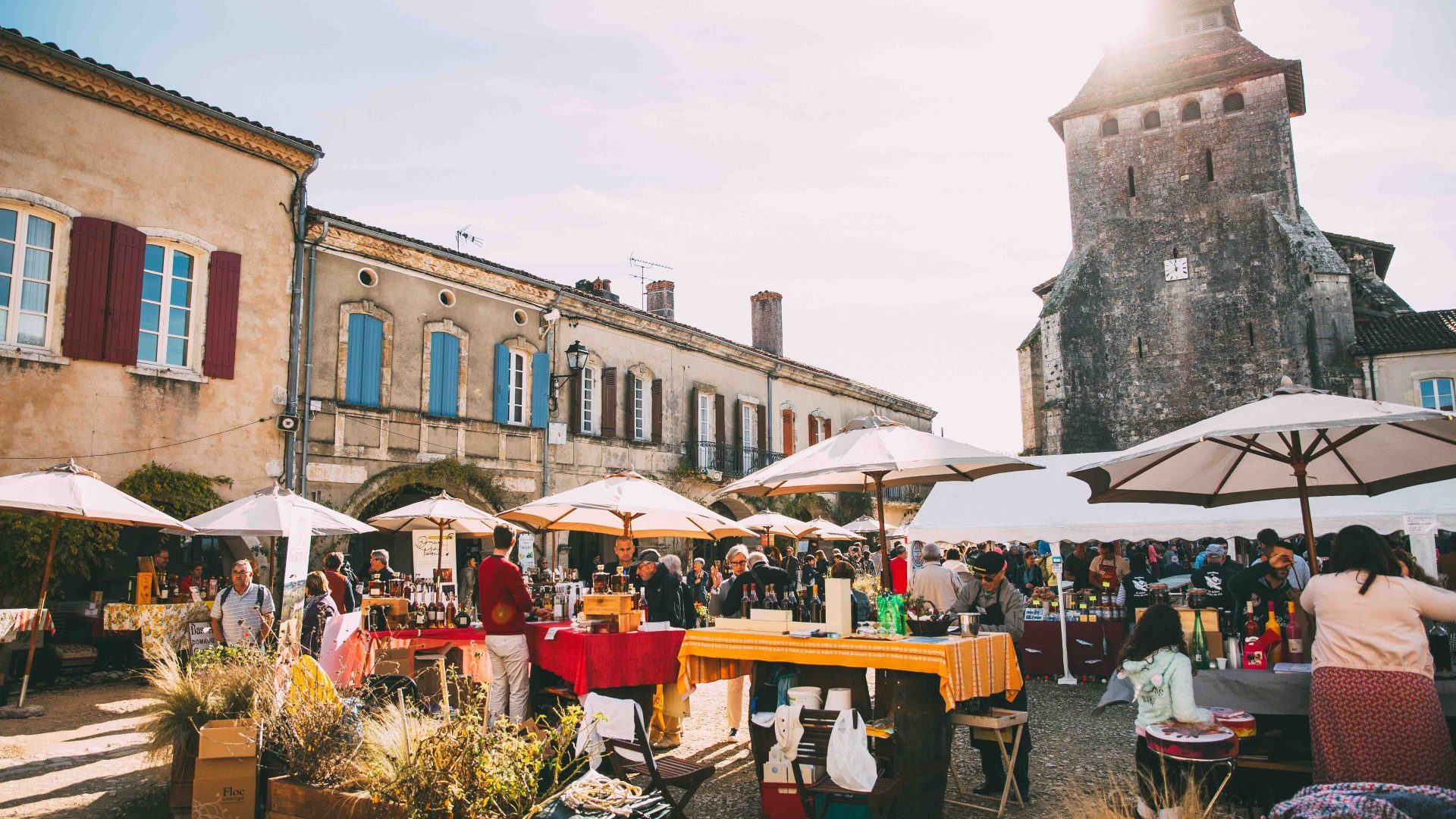 Fête de l'armagnac sur une place de village