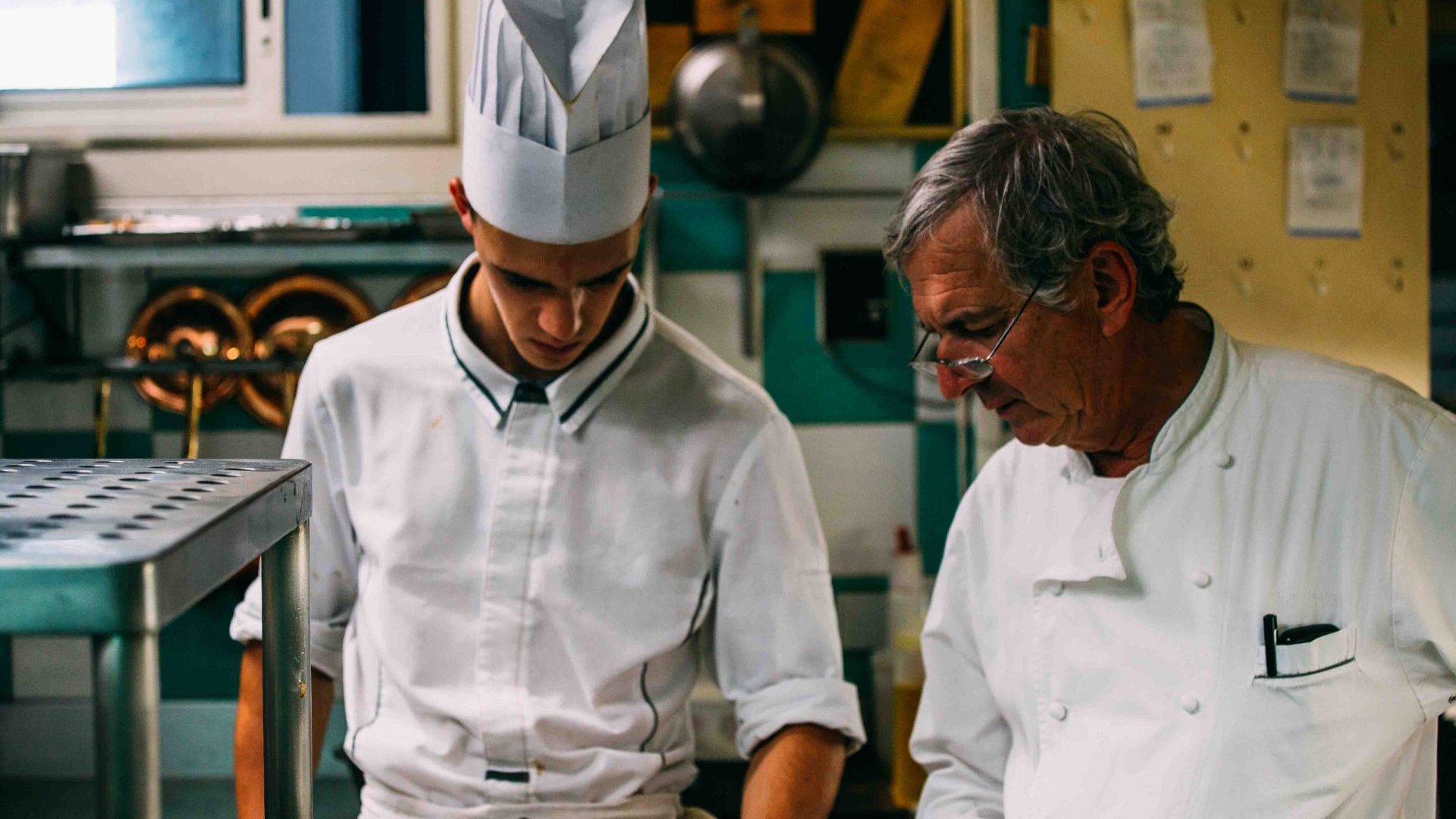 Un Chef et son apprenti dans la cuisine du restaurant landais
