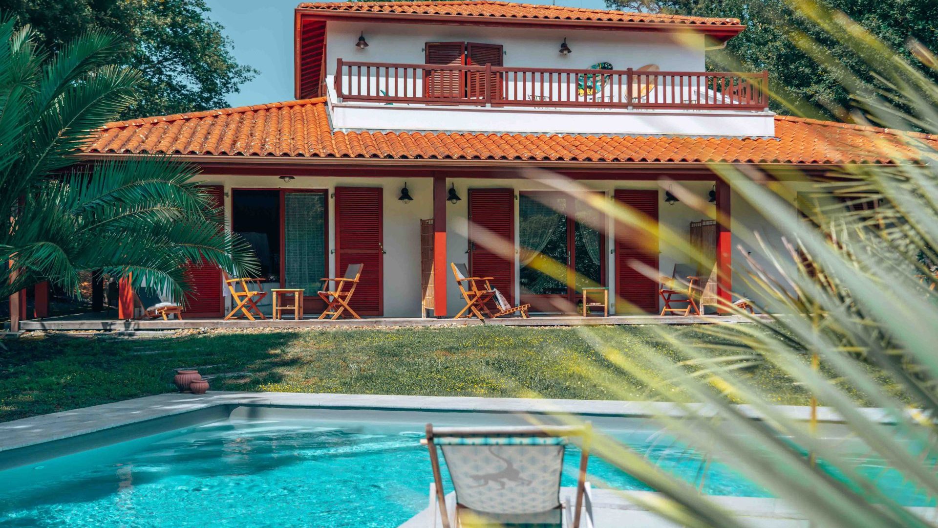 Maison d'hôtes Via Bahia avec sa piscine et sa terrasse à Biscarrosse dans les Landes