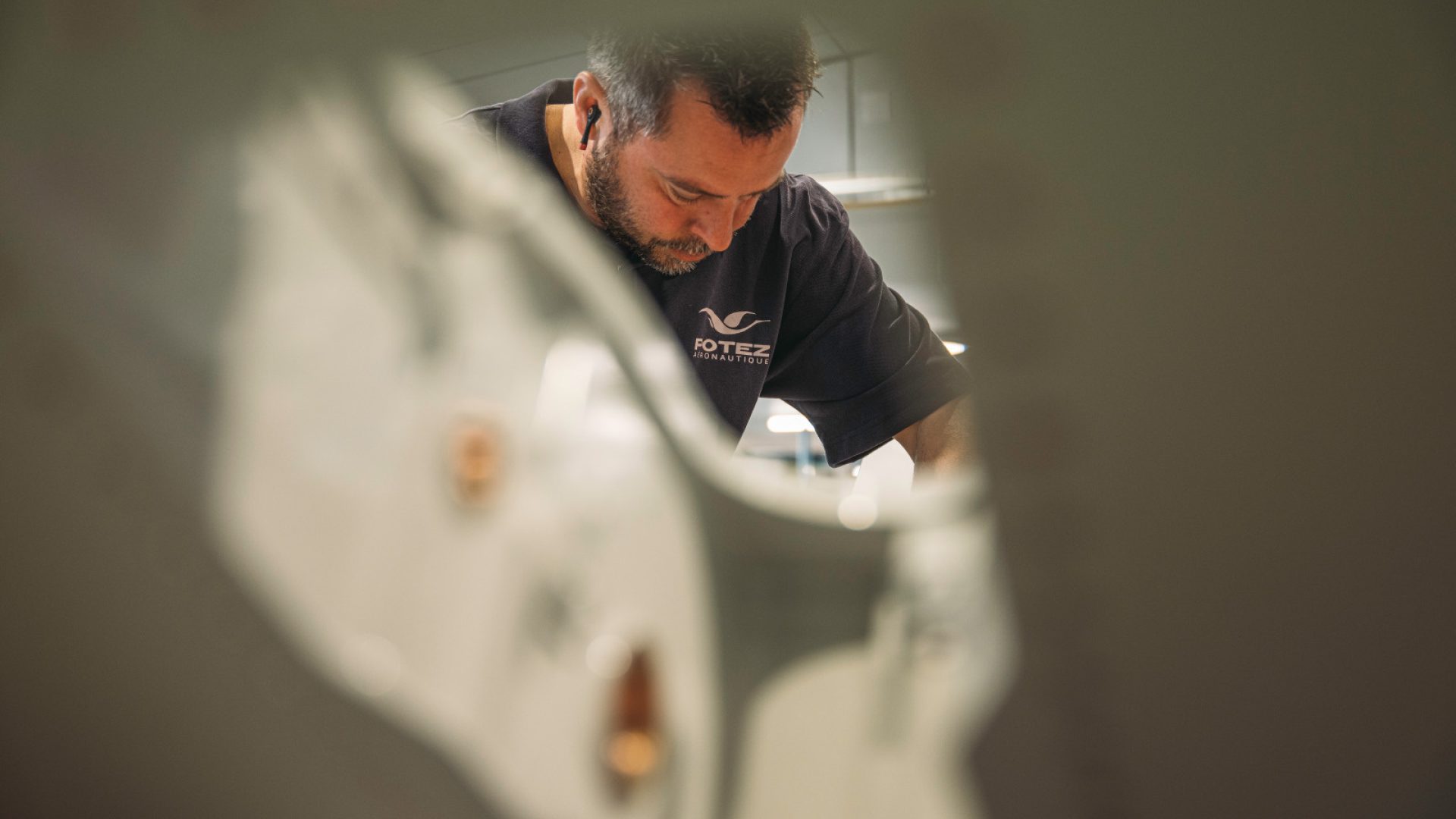 Employé de chez Potez aéronautique qui assemble des pièces d'avion