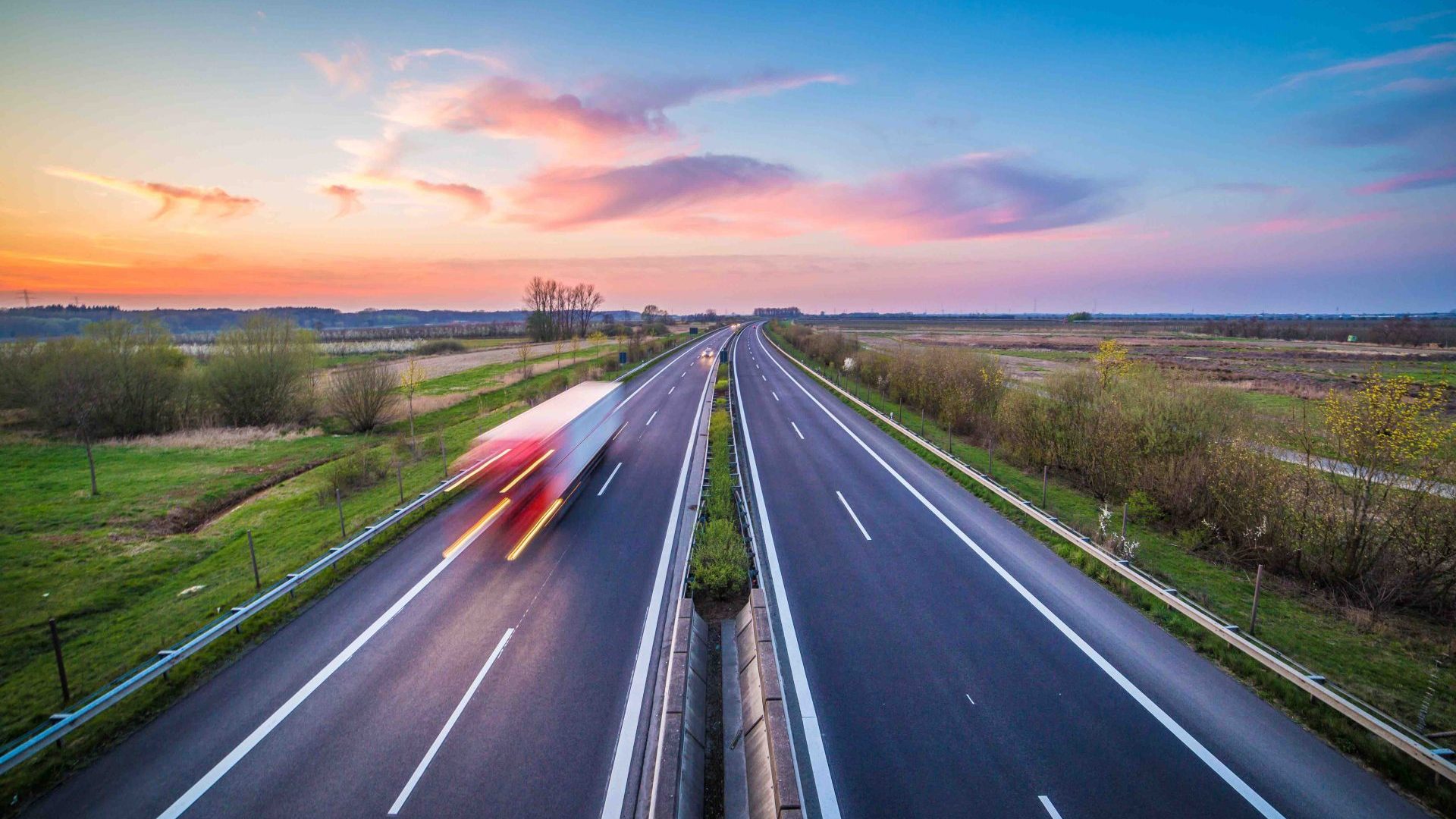 Vue d'un drone d'une autoroute au coucher de soleil