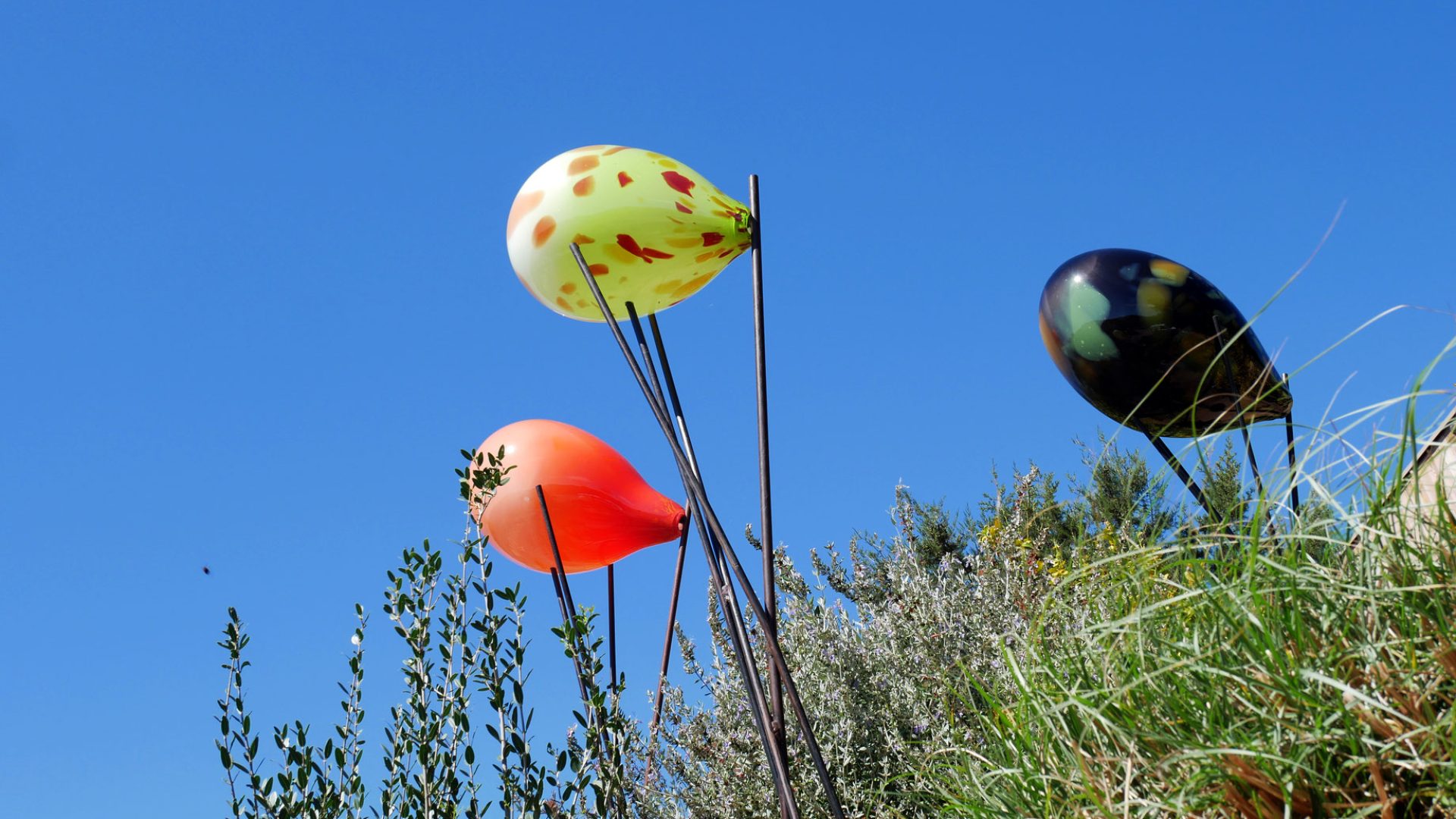 Sculpture de l'artiste Xavier Carrère dans la nature landaise