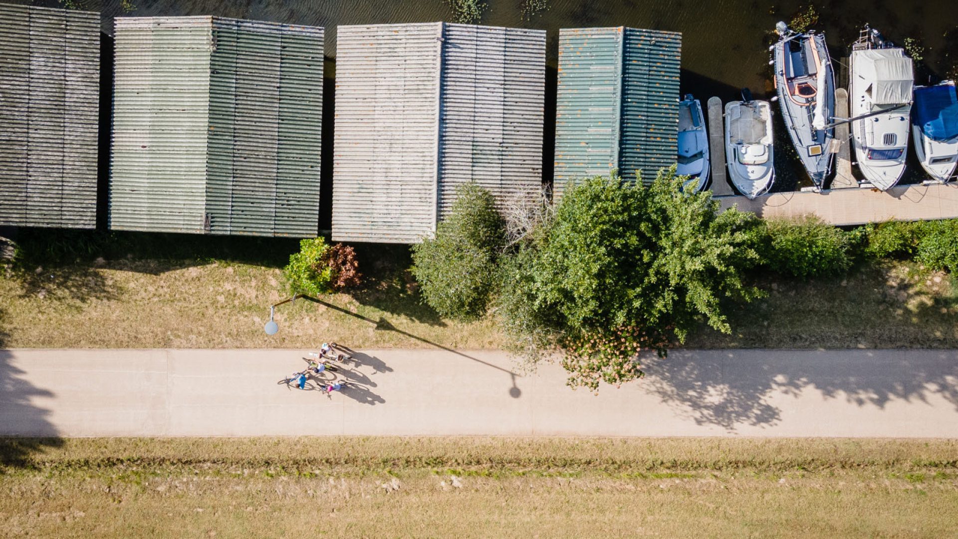 Vue du ciel d'une piste cyclable au bord du lac de Biscarrosse dans le village de Gastes