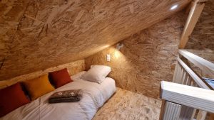 Chalet scandinave très lumineux, à 3 mn du lac et 10 mn de l’océan. Chalet THIRTEEN.