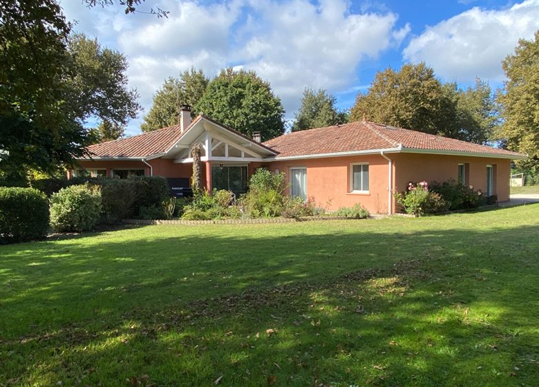 52939781  – Maison – 6 pièces à CARCARES STE CROIX