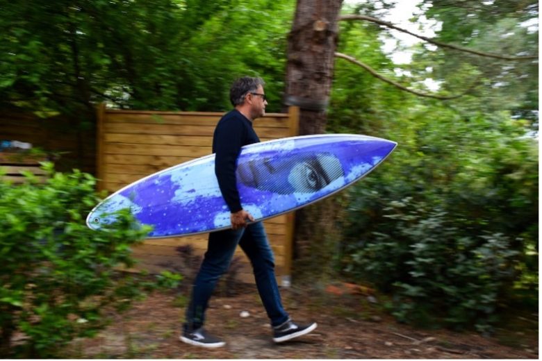 Atelier « Custom SurfArt » by Peïo Artist, le « peintre des surfeurs »