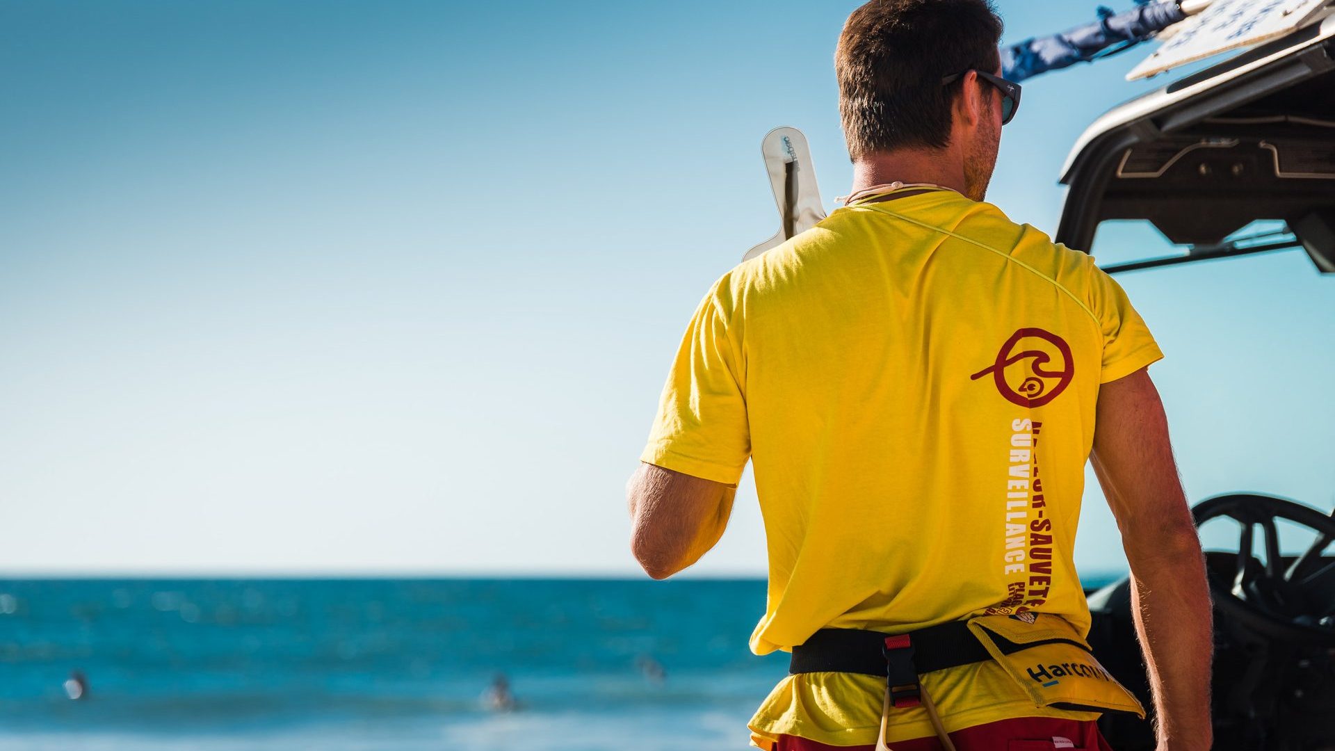 Secouriste en surveillance sur une plage landaise