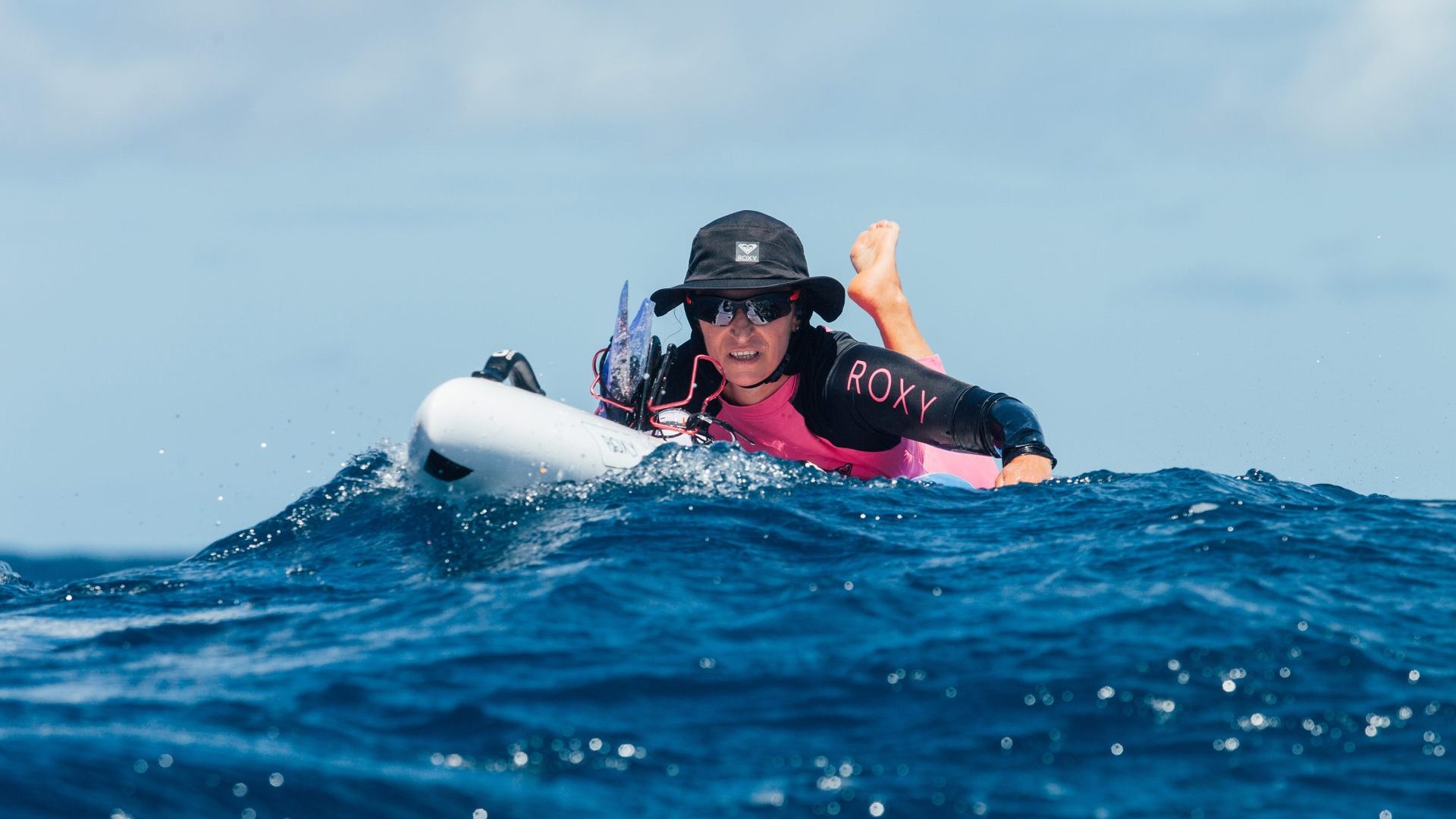 Stéphanie Barneix sur sa planche au milieu de l'océan Pacifique