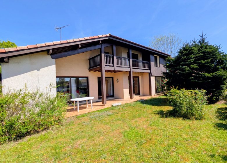 53154822  – Maison – 8 pièces à MONT DE MARSAN